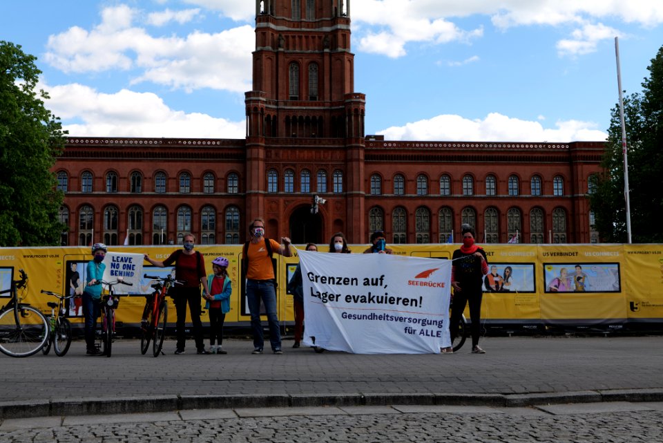 LeaveNoOneBehind protest Berlin 2020-04-26 Neptunbrunnen 49