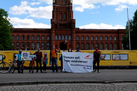 LeaveNoOneBehind protest Berlin 2020-04-26 Neptunbrunnen 49