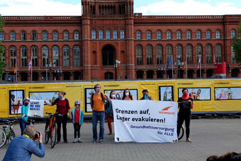 LeaveNoOneBehind protest Berlin 2020-04-26 Neptunbrunnen 51
