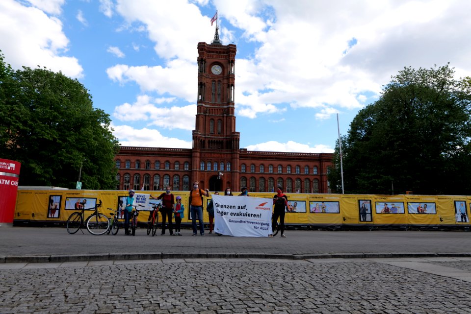 LeaveNoOneBehind protest Berlin 2020-04-26 Neptunbrunnen 48