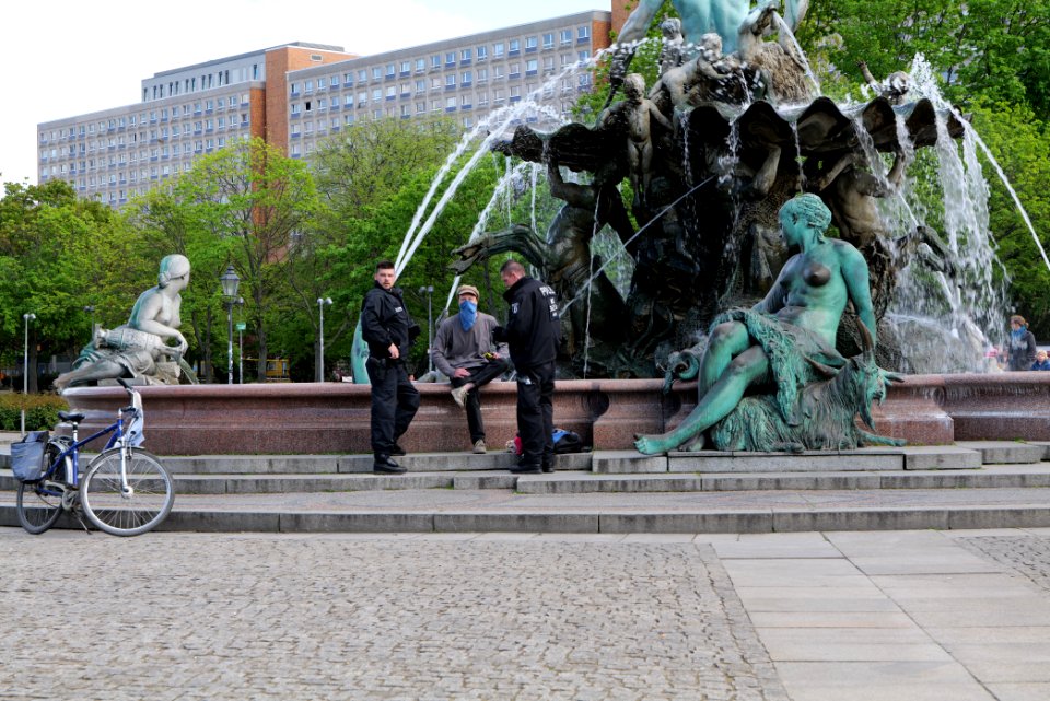 LeaveNoOneBehind protest Berlin 2020-04-26 Neptunbrunnen 28