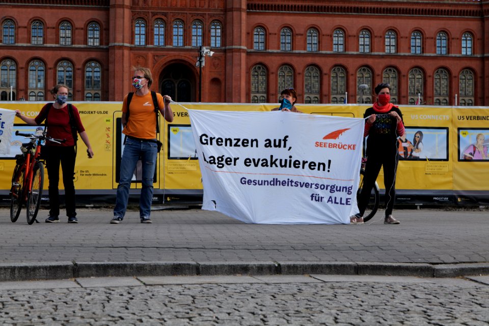 LeaveNoOneBehind protest Berlin 2020-04-26 Neptunbrunnen 45