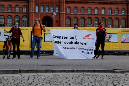 LeaveNoOneBehind protest Berlin 2020-04-26 Neptunbrunnen 45