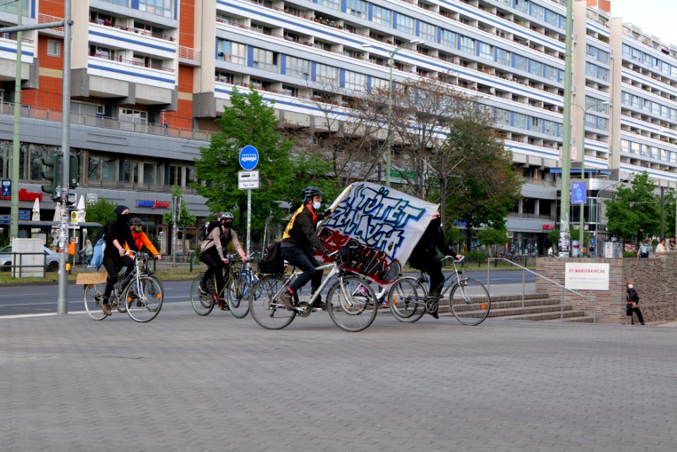 LeaveNoOneBehind protest Berlin 2020-04-26 Neptunbrunnen 36