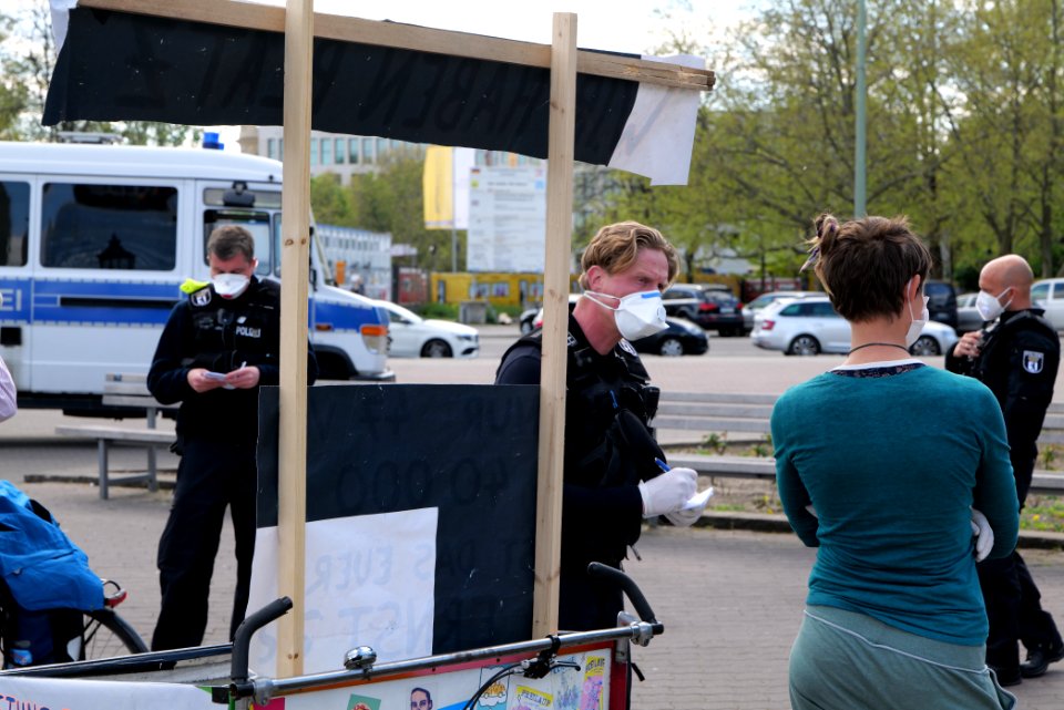 LeaveNoOneBehind protest Berlin 2020-04-26 Neptunbrunnen 22