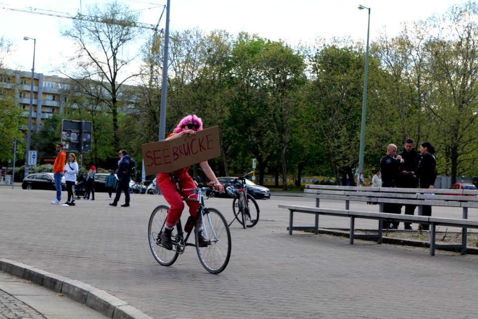 LeaveNoOneBehind protest Berlin 2020-04-26 Neptunbrunnen 30