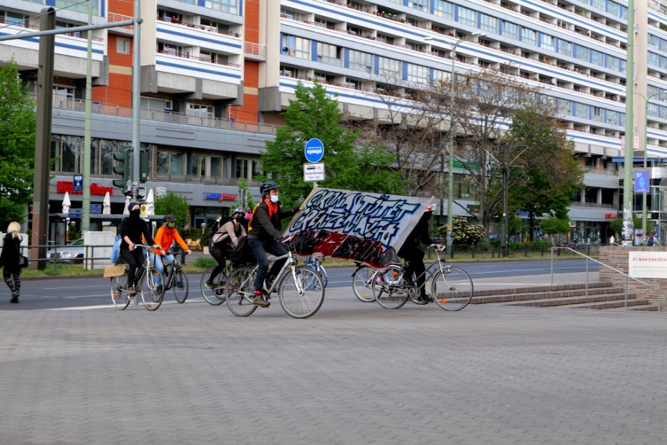 LeaveNoOneBehind protest Berlin 2020-04-26 Neptunbrunnen 35
