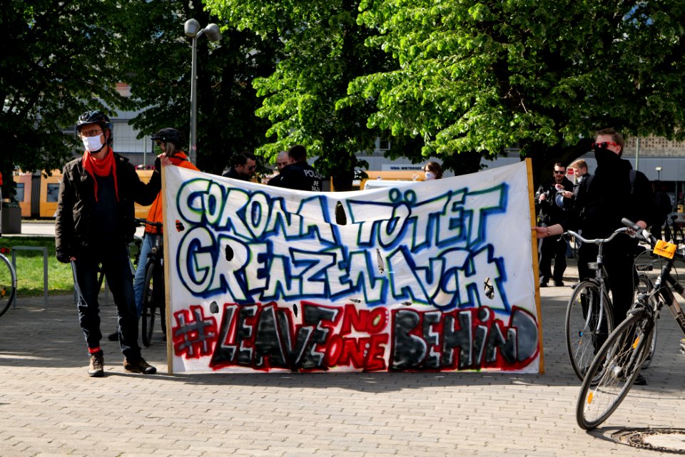 LeaveNoOneBehind protest Berlin 2020-04-26 Neptunbrunnen 61