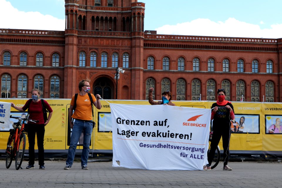 LeaveNoOneBehind protest Berlin 2020-04-26 Neptunbrunnen 46