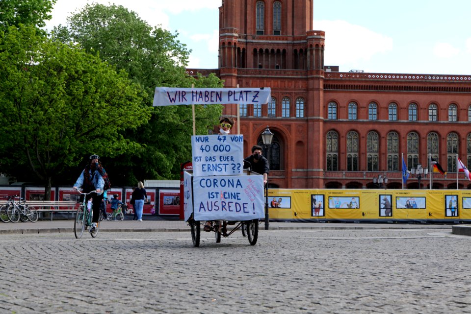 LeaveNoOneBehind protest Berlin 2020-04-26 Neptunbrunnen 11
