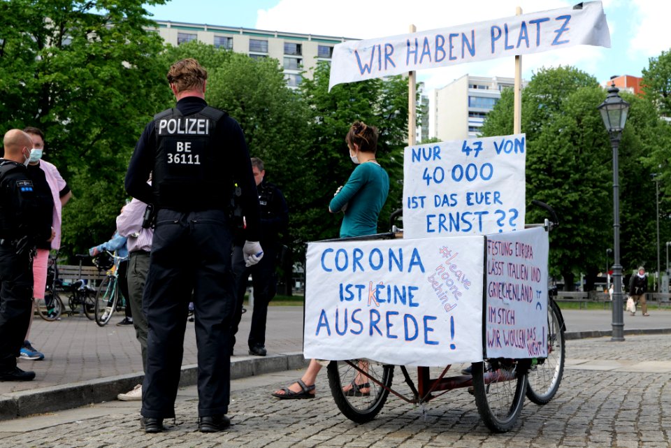 LeaveNoOneBehind protest Berlin 2020-04-26 Neptunbrunnen 18