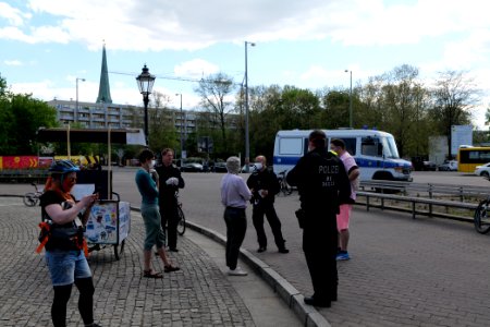 LeaveNoOneBehind protest Berlin 2020-04-26 Neptunbrunnen 19
