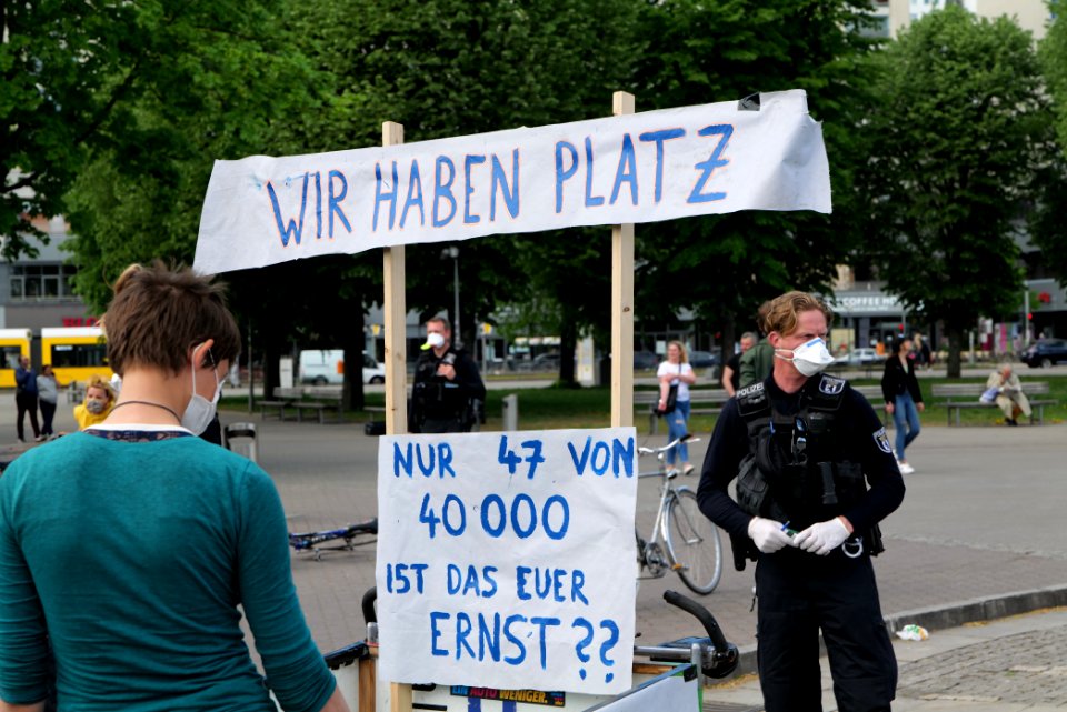 LeaveNoOneBehind protest Berlin 2020-04-26 Neptunbrunnen 26