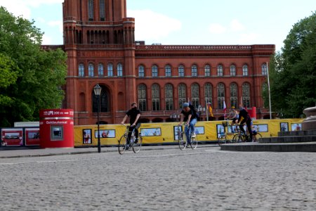 LeaveNoOneBehind protest Berlin 2020-04-26 Neptunbrunnen 07