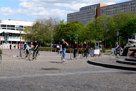 LeaveNoOneBehind protest Berlin 2020-04-26 Neptunbrunnen 06