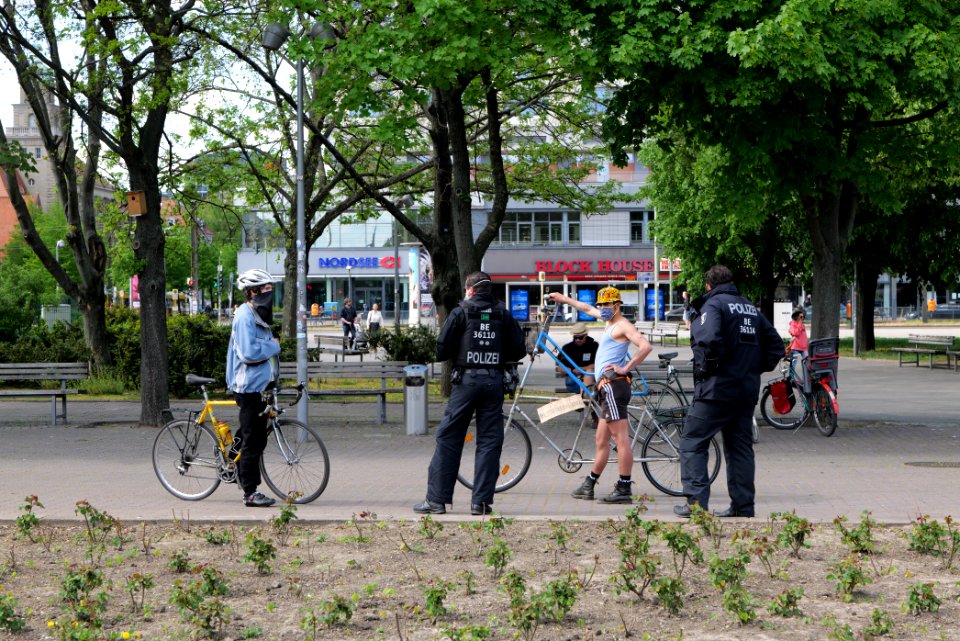LeaveNoOneBehind protest Berlin 2020-04-26 Neptunbrunnen 25
