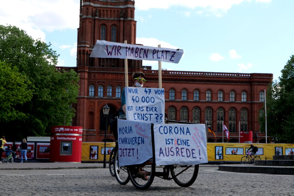 LeaveNoOneBehind protest Berlin 2020-04-26 Neptunbrunnen 13