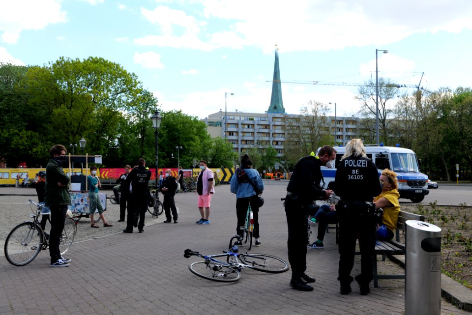LeaveNoOneBehind protest Berlin 2020-04-26 Neptunbrunnen 20