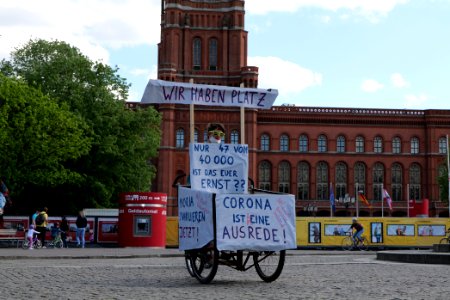 LeaveNoOneBehind protest Berlin 2020-04-26 Neptunbrunnen 12