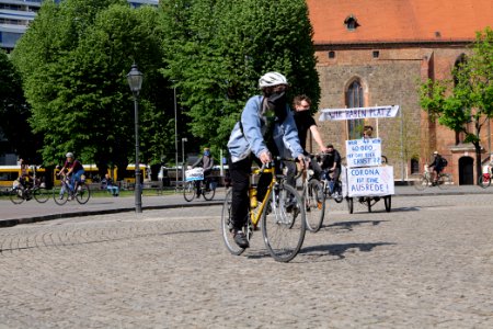 LeaveNoOneBehind protest Berlin 2020-04-26 Neptunbrunnen 04