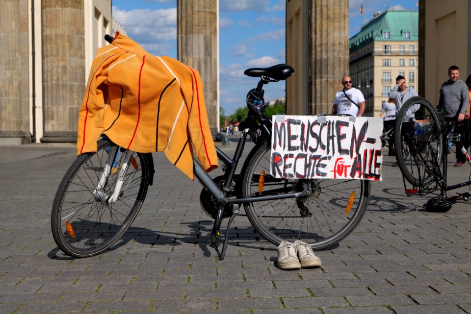 LeaveNoOneBehind protest Berlin 2020-04-26 Brandenburg Gate 01