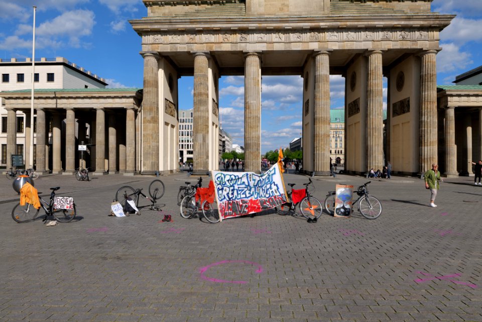 LeaveNoOneBehind protest Berlin 2020-04-26 Brandenburg Gate 13