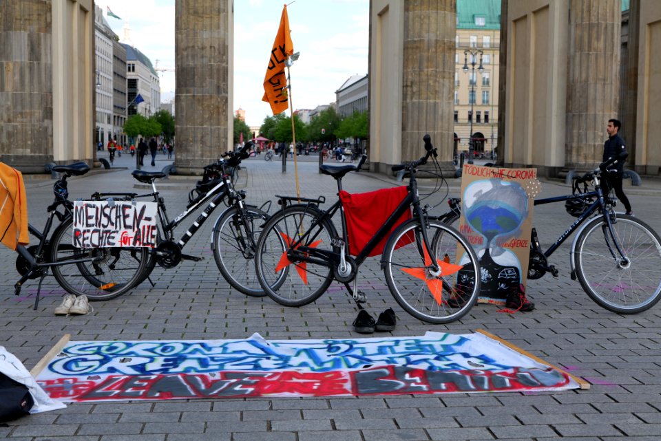 LeaveNoOneBehind protest Berlin 2020-04-26 Brandenburg Gate 17