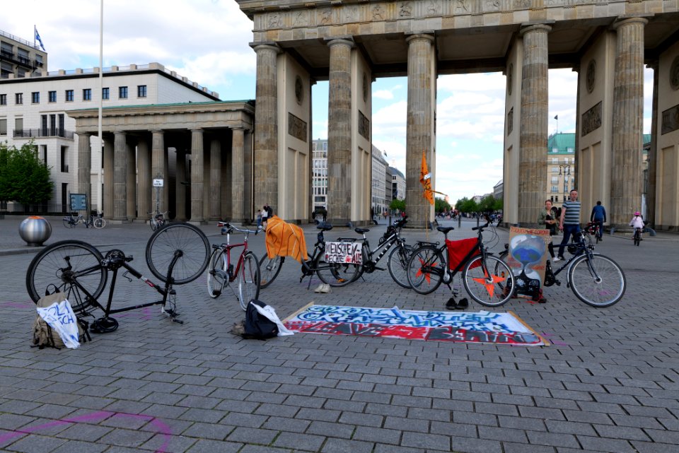 LeaveNoOneBehind protest Berlin 2020-04-26 Brandenburg Gate 15