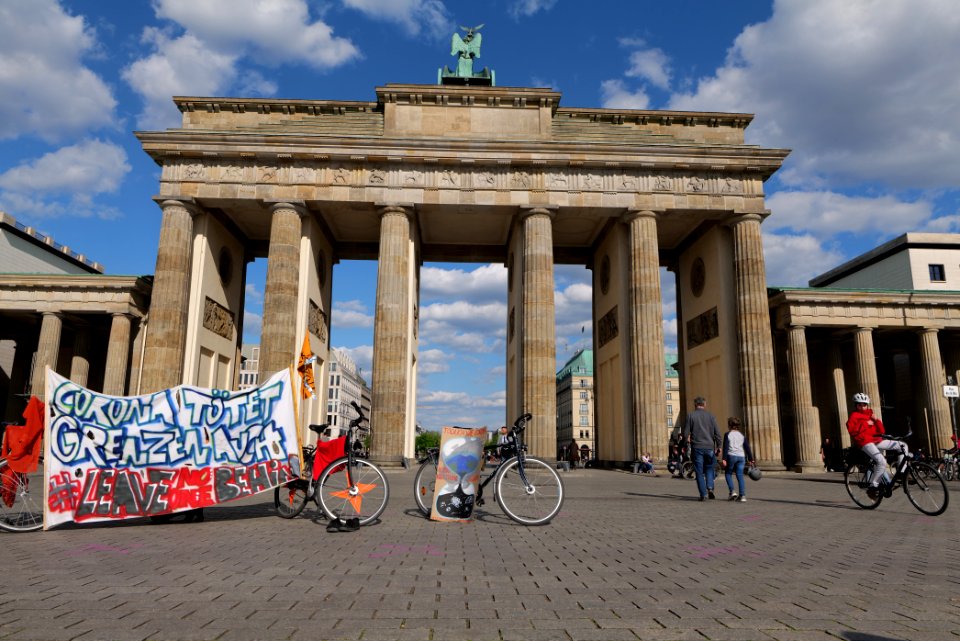 LeaveNoOneBehind protest Berlin 2020-04-26 Brandenburg Gate 07