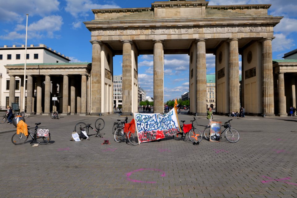LeaveNoOneBehind protest Berlin 2020-04-26 Brandenburg Gate 12