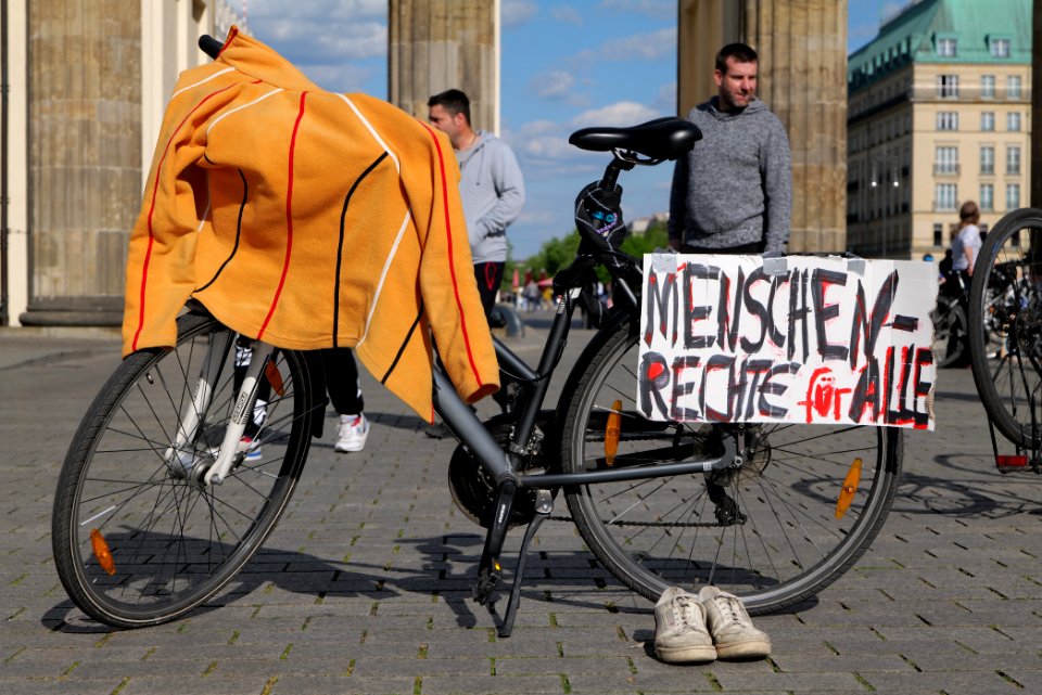 LeaveNoOneBehind protest Berlin 2020-04-26 Brandenburg Gate 02