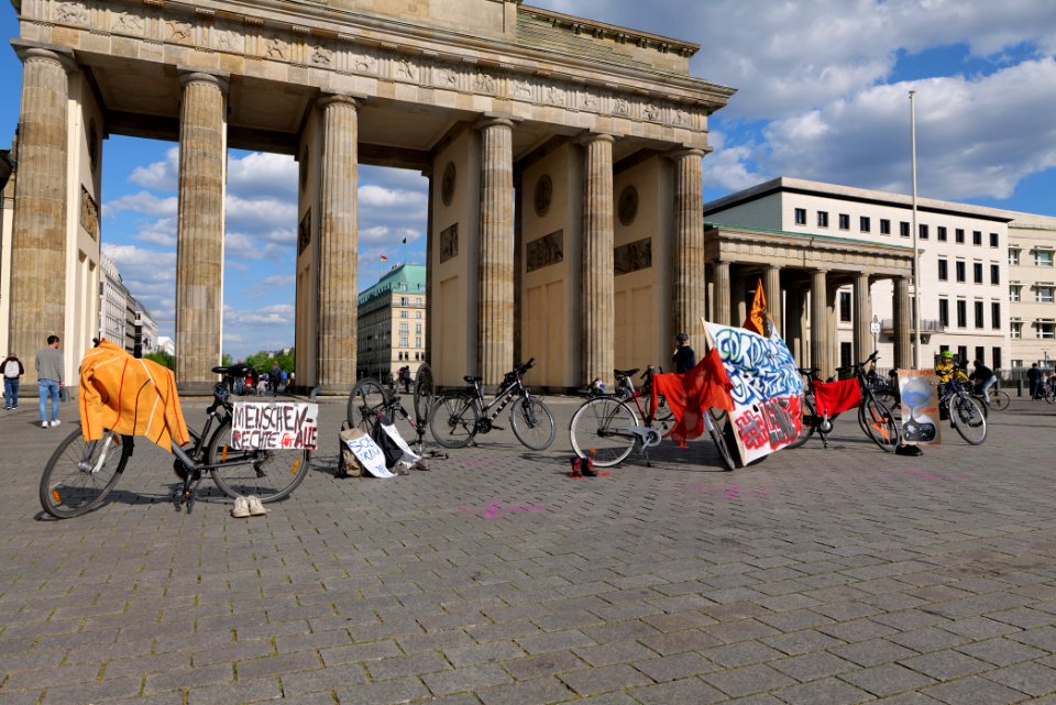 LeaveNoOneBehind protest Berlin 2020-04-26 Brandenburg Gate 04