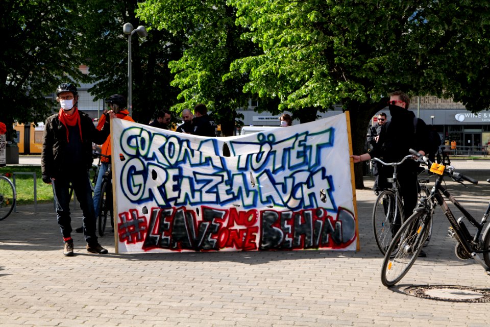 LeaveNoOneBehind protest Berlin 2020-04-26 Neptunbrunnen 62