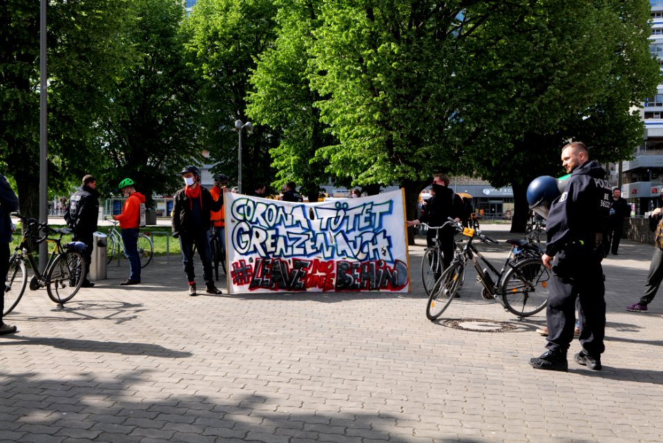 LeaveNoOneBehind protest Berlin 2020-04-26 Neptunbrunnen 60
