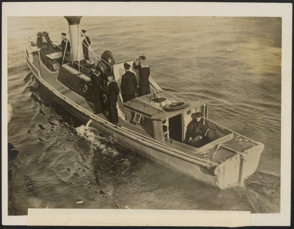 Leaving the Iron Duke to visit other ships of the Grand Fleet, Bestanddeelnr 158-2711