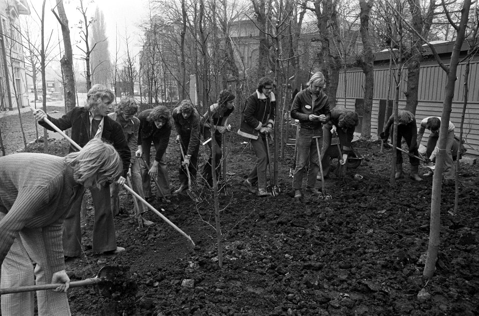 Leerlingen van tuinbouwschool Lineaus helpen bomen planten in Artis, Bestanddeelnr 927-0990