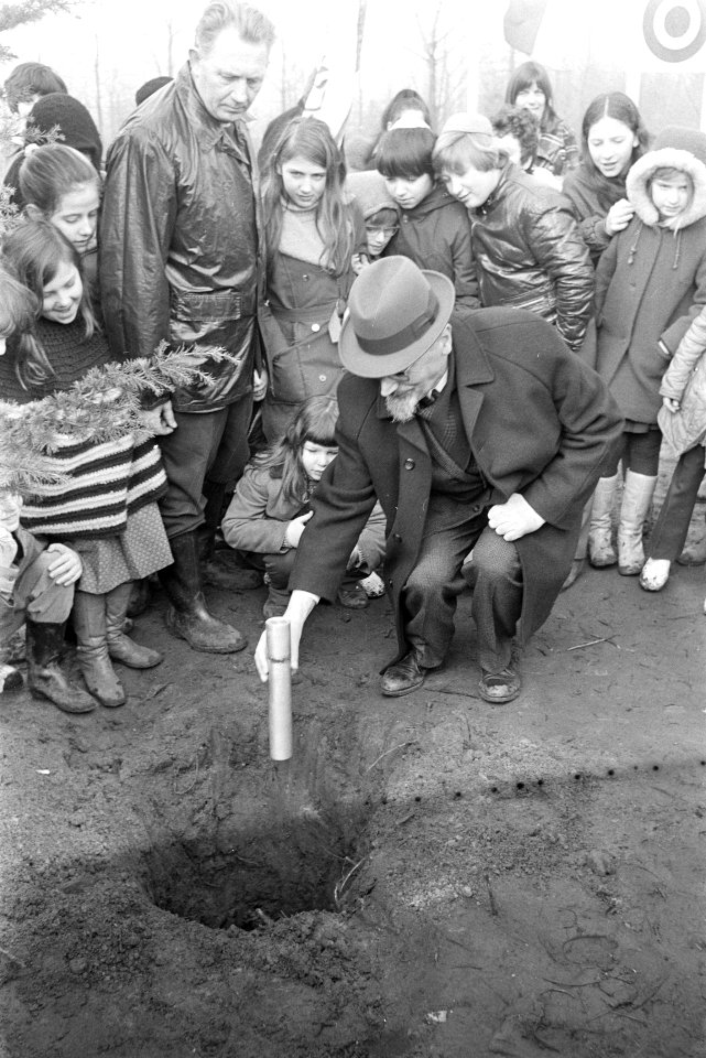 Leerlingen van Rosj Pina school planten bomen in Amstelpark, Amsterdam hoofd he, Bestanddeelnr 924-2536