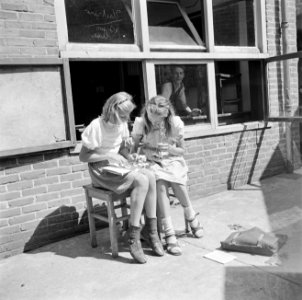 Leerlingen zitten op het terras te werken, Bestanddeelnr 255-7374