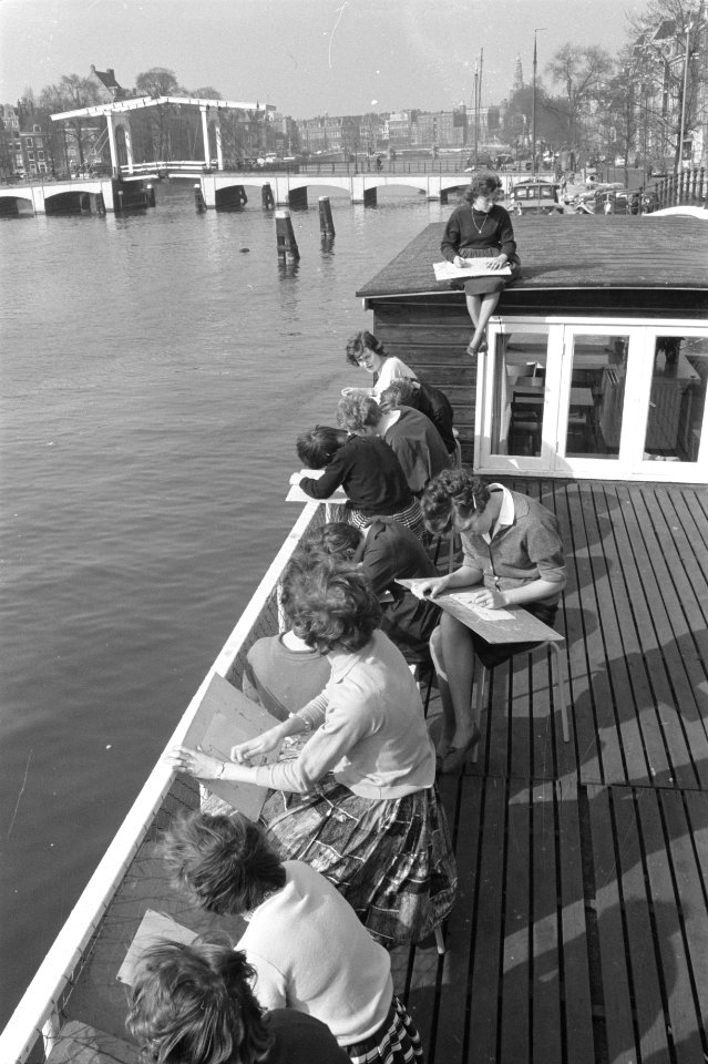 Leerlingen Werkschuit buiten in de zon in Amsterdam, Bestanddeelnr 912-2393