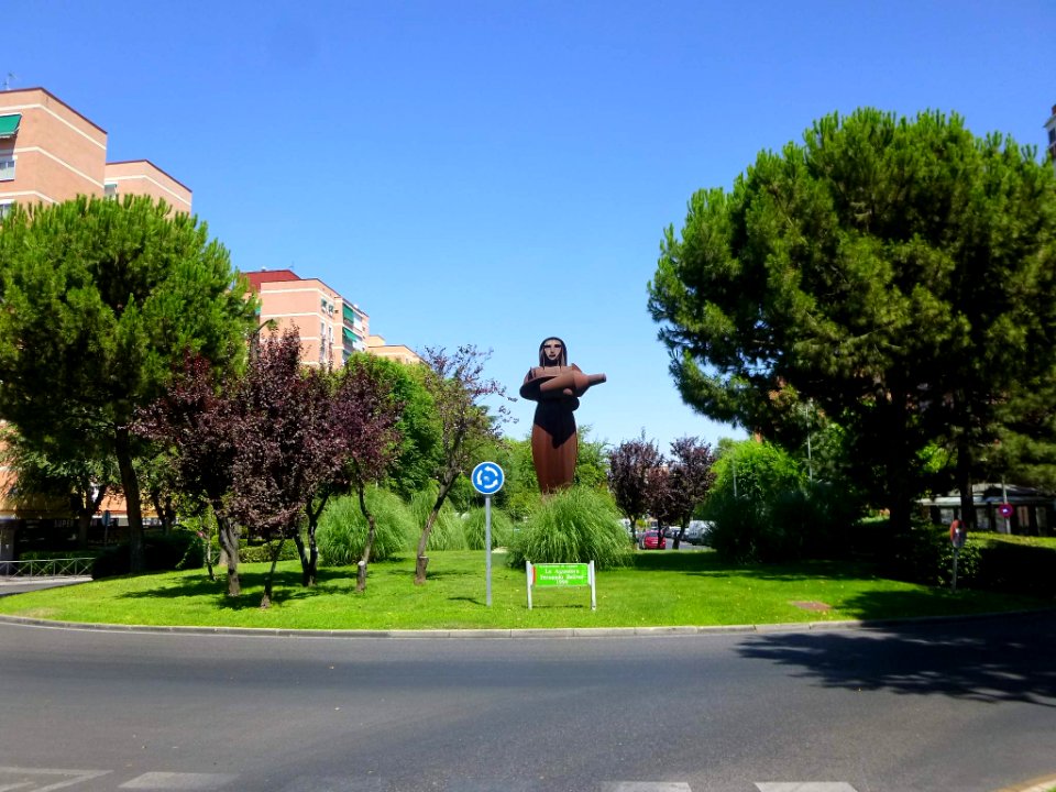 Leganés - Barrio de Zarzaquemada, escultura 'La Aguadora', de Fernando Bellver, 1999 (1)