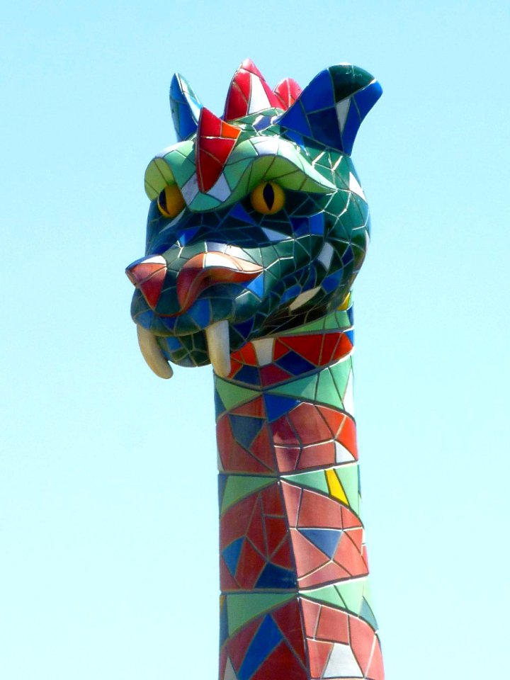 Leganés - Barrio de Leganés Norte 1, escultura-rotonda 'Nensi, el Monstruo de Leganés', de dEmo, 2009 (4)