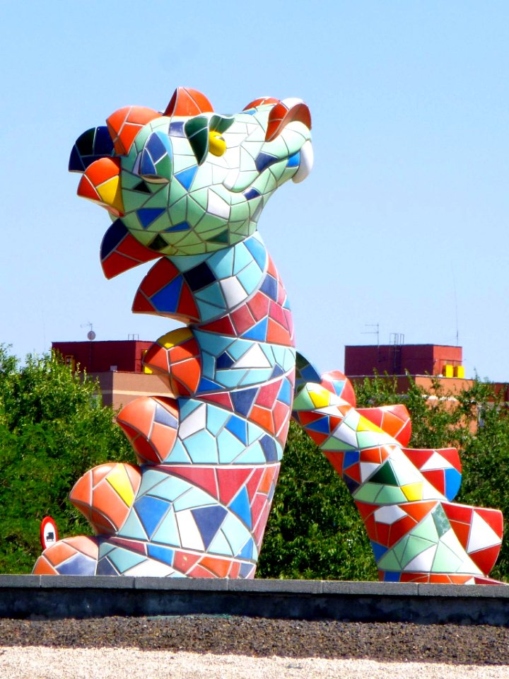 Leganés - Barrio de Leganés Norte 1, escultura-rotonda 'Nensi, el Monstruo de Leganés', de dEmo, 2009 (3)