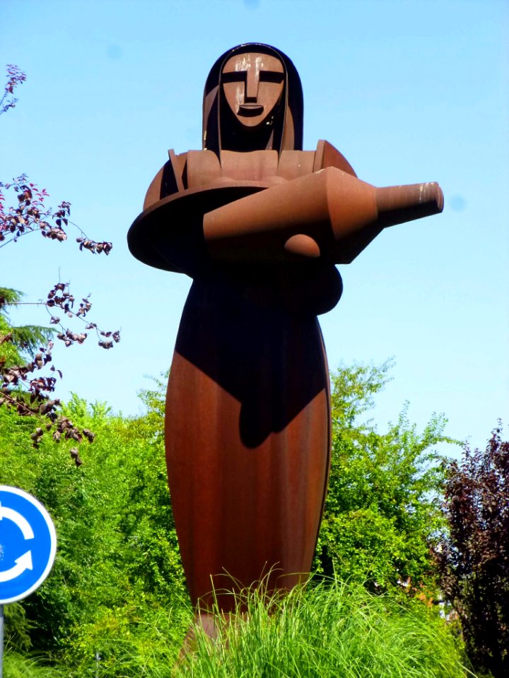 Leganés - Barrio de Zarzaquemada, escultura 'La Aguadora', de Fernando Bellver, 1999 (2)