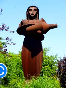 Leganés - Barrio de Zarzaquemada, escultura 'La Aguadora', de Fernando Bellver, 1999 (2)