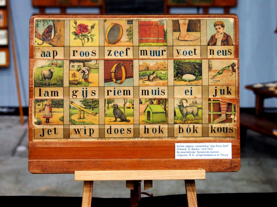 Leesplankje Aap Roos Zeef, G Becker, rond 1905