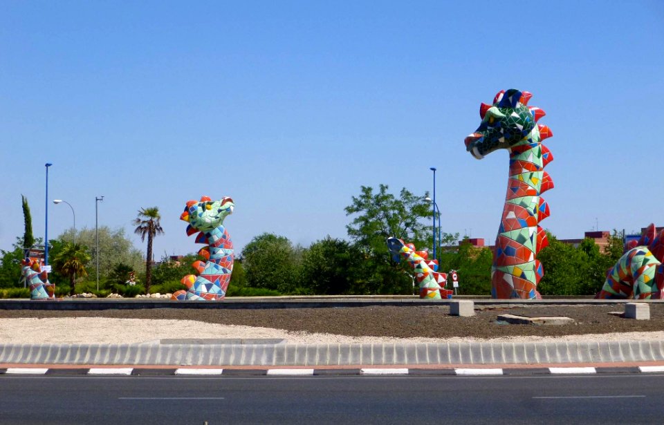 Leganés - Barrio de Leganés Norte 1, escultura-rotonda 'Nensi, el Monstruo de Leganés', de dEmo, 2009 (2)