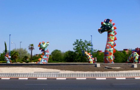 Leganés - Barrio de Leganés Norte 1, escultura-rotonda 'Nensi, el Monstruo de Leganés', de dEmo, 2009 (2)