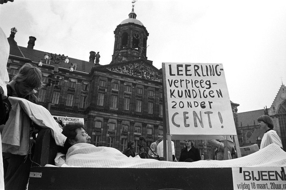 Leerlingverplegers demonstreren tegen een nieuwe ziekenhuis CAO op de Dam te Ams, Bestanddeelnr 929-0672
