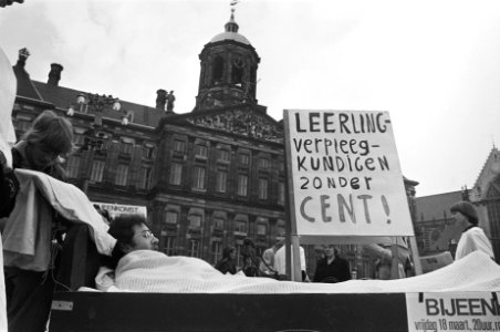 Leerlingverplegers demonstreren tegen een nieuwe ziekenhuis CAO op de Dam te Ams, Bestanddeelnr 929-0672