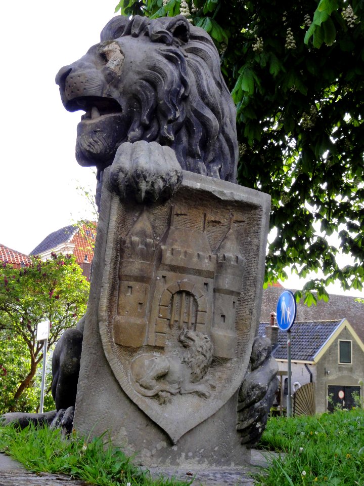 Leeuw met stadswapen Elburg